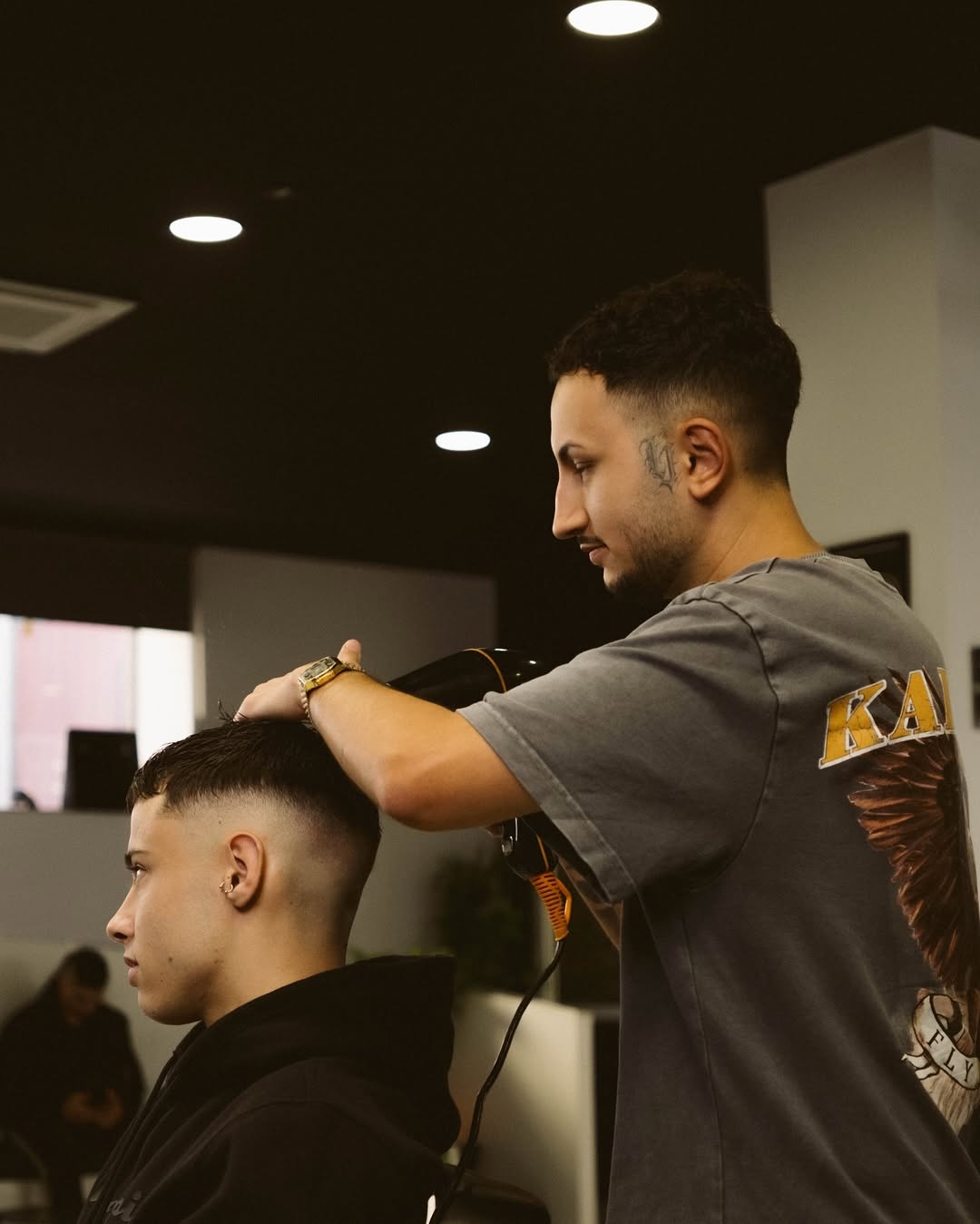 Barbero trabajando - secado y peinado